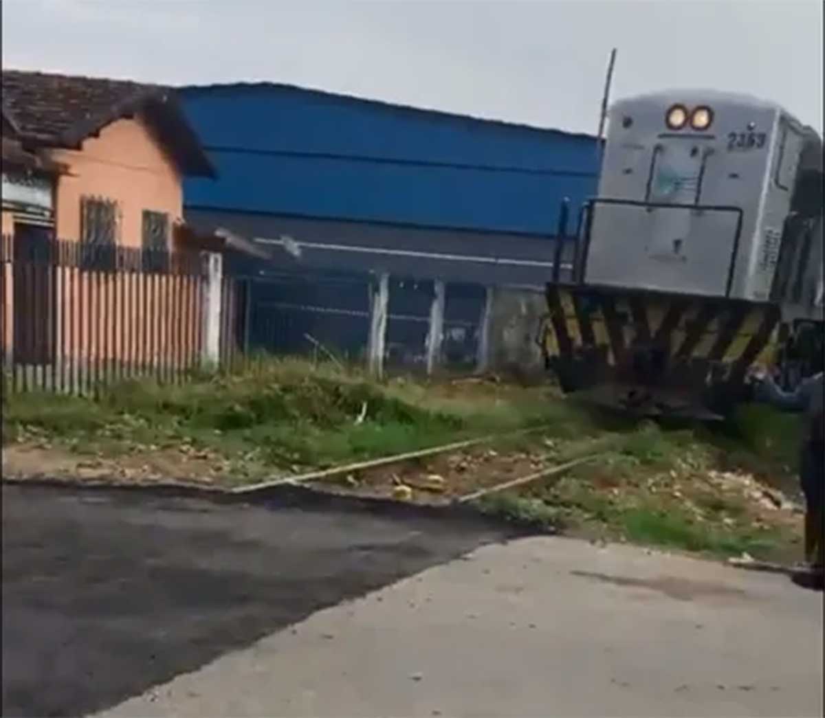 Prefeitura de Magé asfalta parte da linha de trem que passa pela cidade e interrompe circulação